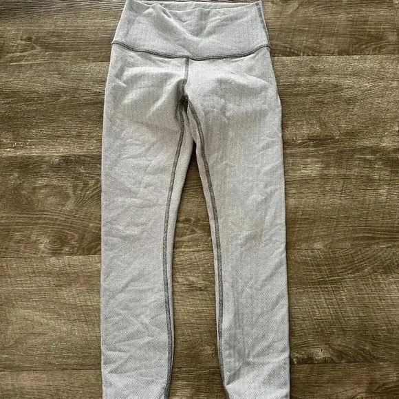 Lululemon Herringbone Wunder Under crop size 4 - Picture 1 of 7